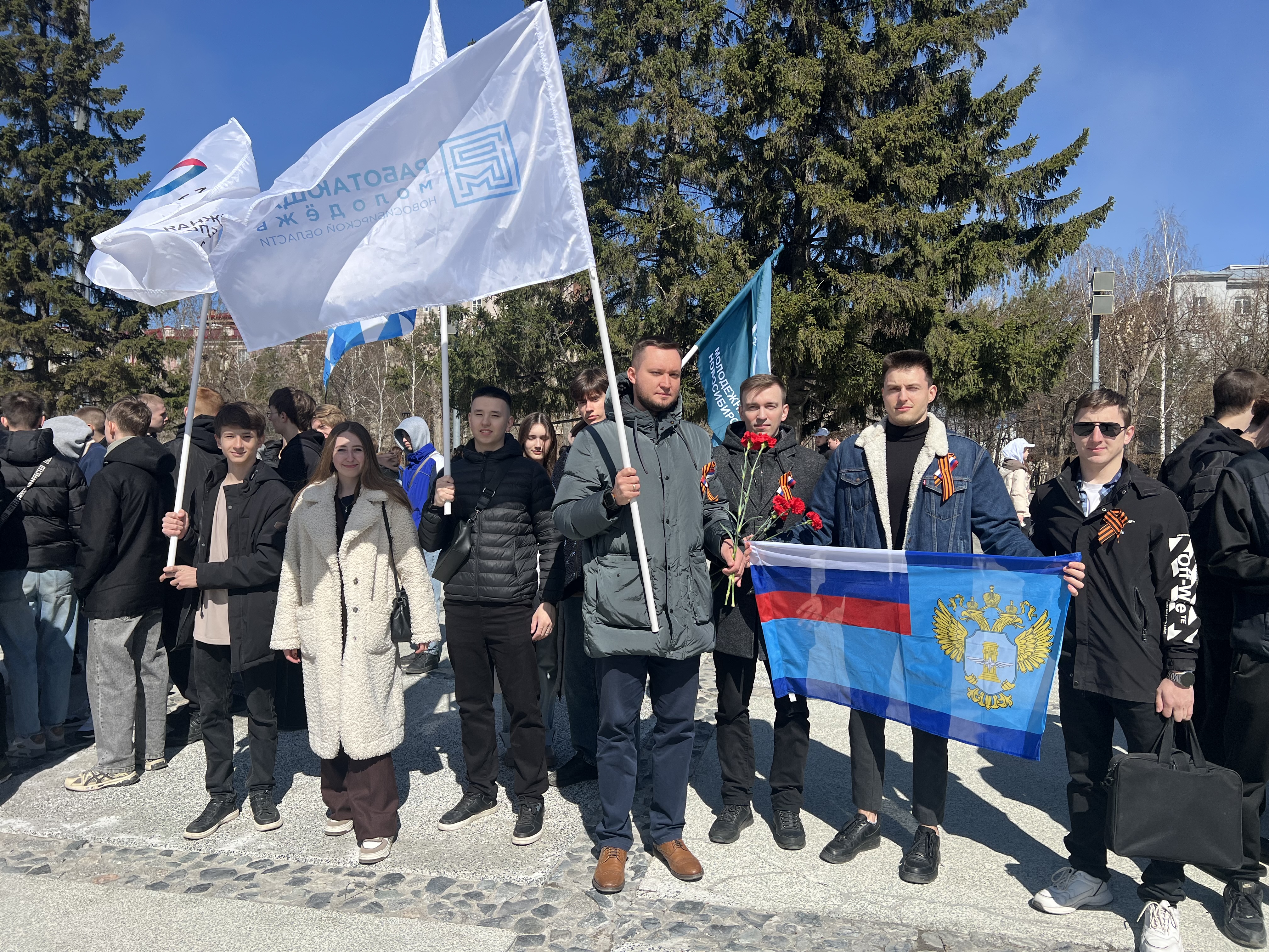 Возложение цветов к Монументу Славы воинов-сибиряков